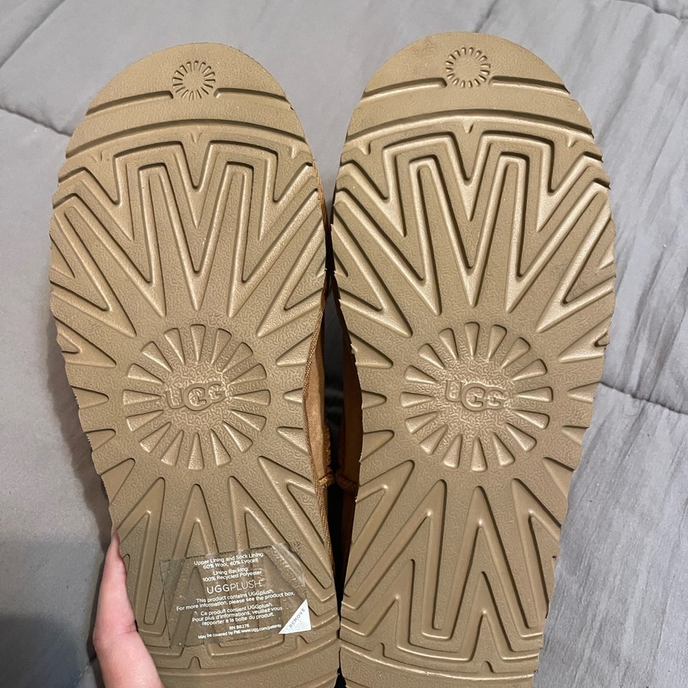 UGG SLIPPERS - LIKE NEW - Picture 5 of 6